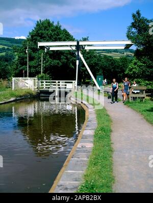 Pont de levage, canal Monmoushshire et Brecon et groupe de marcheurs, Talybont sur Usk, parc national Brecon Beacons, Powys, Pays de Galles. Banque D'Images