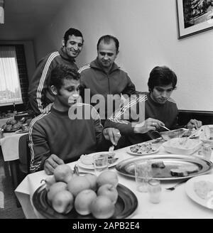 Équipe bulgare à Kamen pour la coupe du monde 74 ; v.l.n.n. Coranov (gardien de but), Mladenov (entraîneur) et Bonev Date : 13 juin 1974 mots clés : équipes, gardiens de but, sports, entraîneurs, football Banque D'Images