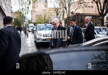 Jérusalem, Israël. 22 janvier 2020. Le président fédéral Frank-Walter Steinmeier (M) se rend en limousine après une conversation avec les survivants de l'Holocauste au Centre Amcha de Jérusalem. Steinmeier et sa femme sont en Israël pendant deux jours à l'occasion d'une commémoration commémorant la libération du camp de concentration d'Auschwitz il y a 75 ans. Crédit: Bernd Von Jutrczenka/Dpa/Alay Live News Banque D'Images