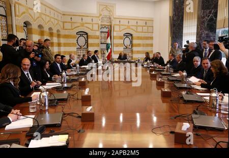 Beyrouth, Liban. 22 janvier 2020. Le président libanais Michel Aoun préside la première session du nouveau cabinet au palais présidentiel de Baabda, à l'est de Beyrouth, au Liban, le 22 janvier 2020. Aoun a exhorté le nouveau cabinet à commencer à traiter les crises économiques et financières, a déclaré la présidence dans une déclaration de mercredi. Crédit: Bilal Jawich/Xinhua/Alay Live News Banque D'Images