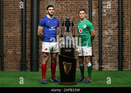 Charles Ollivon (à gauche) et Jonathan Sexton d'Irlande posent pour une photo avec le Trophée Des Six nations lors du lancement de Guinness Six Nations à Tobacco Dock, Londres. Banque D'Images