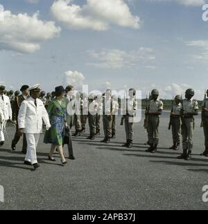 Arrivée Princesse Beatrix et Prince Claus à Paramaribo et séjour; inspection garde honoraire à l'aéroport Date: 25 novembre 1975 lieu: Paramaribo, Suriname mots clés: Garde honoraire Nom personnel: Beatrix, princesse, Claus, prince Banque D'Images