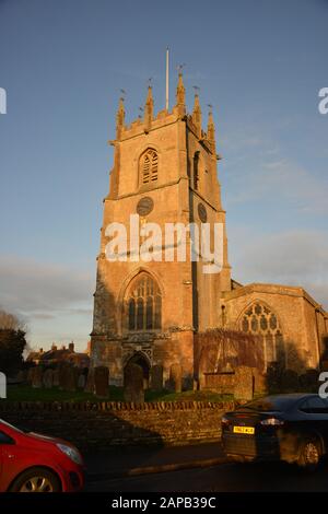 Église Saint-Pierre, Hook Norton baigné en lumière du soleil d'hiver Banque D'Images