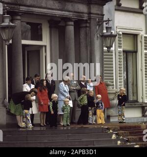 Defile Palace Soestdijk, anniversaire Reine Juliana; famille royale sur les conseils Date: 30 avril 1974 mots clés: Defiles, famille royale nom De La Personne: Juliana, Reine Banque D'Images