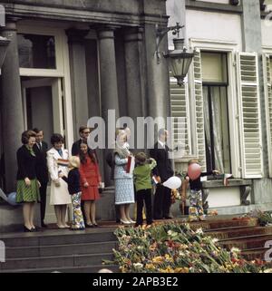 Defile Palace Soestdijk, anniversaire Reine Juliana; famille royale sur les conseils Date: 30 avril 1974 mots clés: Defiles, famille royale nom De La Personne: Juliana, Reine Banque D'Images