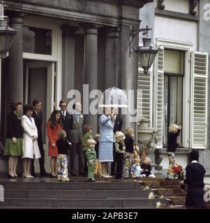 Defile Palace Soestdijk, anniversaire Reine Juliana; famille royale sur les conseils Date: 30 avril 1974 mots clés: Defiles, famille royale nom De La Personne: Juliana, Reine Banque D'Images