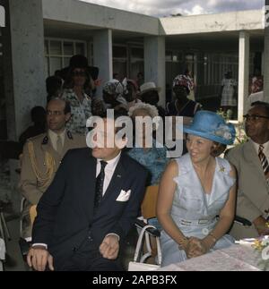 Arrivée la princesse Beatrix et le prince Claus à Paramaribo et séjour; la princesse Beatrix et le prince Claus se félicitent Date: 25 novembre 1975 lieu: Paramaribo, Suriname Nom personnel: Beatrix, princesse, Claus, prince Banque D'Images