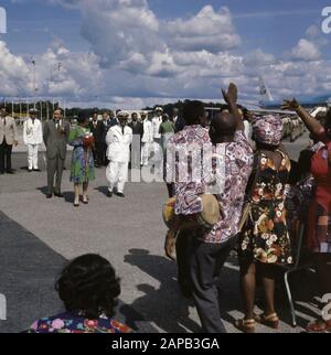 Arrivée Princesse Beatrix et Prince Claus à Paramaribo et séjour; waving to public Date: 25 novembre 1975 lieu: Paramaribo, Suriname Nom personnel: Beatrix, Princess, Claus, prince Banque D'Images