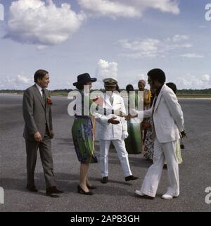 Arrivée la princesse Beatrix et le prince Claus à Paramaribo et séjour; salutation avec le gouverneur Ferrier Date: 25 novembre 1975 lieu: Paramaribo, Suriname mots clés: Nom De La Personne arrivant: Beatrix, princesse, Claus, prince Banque D'Images