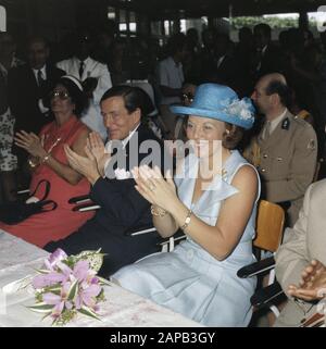 Arrivée la princesse Beatrix et le prince Claus à Paramaribo et séjour; la princesse Beatrix et le prince Claus se félicitent Date: 25 novembre 1975 lieu: Paramaribo, Suriname Nom personnel: Beatrix, princesse, Claus, prince Banque D'Images