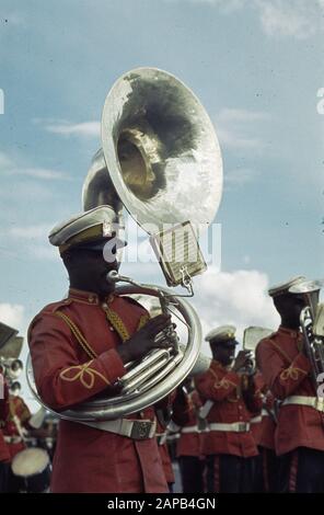 Visitez La Reine Juliana, Pr. Bernhard, Pr. Beatrix Pr. Claus à Ethiopie; chapelle musicale à l'arrivée famille royale Date: 31 janvier 1969 lieu: Addis-Abeba, Ethiopie mots clés: Arrivées, famille royale, visites, aéroports Nom personnel: Bernhard, Prince, Claus, Prince, Juliana, Queen Banque D'Images