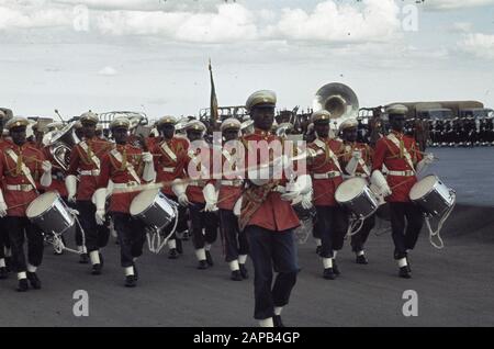 Visitez La Reine Juliana, Pr. Bernhard, Pr. Beatrix Pr. Claus à Ethiopie; chapelle musicale à l'arrivée famille royale Date: 31 janvier 1969 lieu: Addis-Abeba, Ethiopie mots clés: Arrivées, famille royale, visites, aéroports Nom personnel: Bernhard, Prince, Claus, Prince, Juliana, Queen Banque D'Images