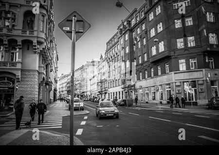 Prague, République tchèque 1/5/2020: Vue sur la rue de Prague. Noir et blanc. Banque D'Images