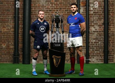 Stuart Hogg (à gauche) d'Écosse et Charles Ollivon pose de France pour une photo avec le Trophée Des Six nations lors du lancement de Guinness Six Nations à Tobacco Dock, Londres. Banque D'Images