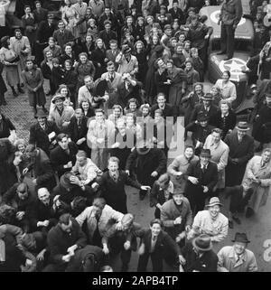 Front North-East Pays-Bas: Enschede - Hengelo [Battle en liberrijding Achterhoek (1 avril 1945), Enschede (1 avril 1945), Hengelo (3 avril 1945)] Description: Happy foule regarde le photographe. Il y a saupoudrée Date: Avril 1945 lieu: Overijssel, Twente mots clés: Libération, seconde Guerre mondiale Banque D'Images