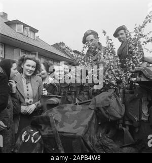 Front North-East Pays-Bas: Enschede - Hengelo [bataille et libération Achterhoek (1 avril 1945), Enschede (1 avril 1945), Hengelo (3 avril 1945)] Description: Les libérateurs britanniques sont reçus avec des fleurs fleuries Date: Avril 1945 lieu: Enschede, Hengelo, Overijssel, Twente mots clés: Liberrijding, deuxième front de guerre mondiale Banque D'Images