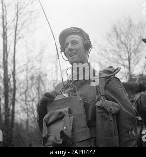 Front North-East Pays-Bas: Enschede - Hengelo [Battle En Liberrijding Achterhoek (1 Avril 1945), Enschede (1 Avril 1945), Hengelo (3 Avril 1945)] Description: Opérateur De Radio Britannique Date: Avril 1945 Lieu: Enschede, Hengelo, Overijssel, Twente Mots Clés: Fronts, Radioopérateurs, Seconde Guerre Mondiale Banque D'Images