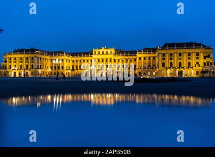 21 janvier 2020, Autriche, Wien: Vue dans la soirée du château de Schönbrunn dans le 13ème arrondissement de Vienne Hietzing. Photo : Robert Michael/dpa-Zentralbild/ZB Banque D'Images