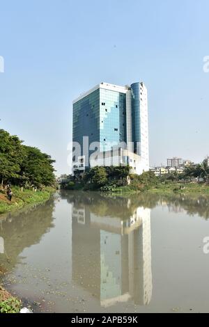 (200122) -- DHAKA, le 22 janvier 2020 (Xinhua) -- la photo prise le 22 janvier 2020 montre la construction du siège de 16 étages de la BGMEA (Bangladesh Garment Manufacturers and Exporters Association) à Dhaka, au Bangladesh. ALLER AVEC Roundup: Le Bangladesh démolit l'édifice du siège des exportateurs de vêtements à Dhaka (Str/Xinhua) Banque D'Images