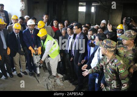 (200122) -- DHAKA, le 22 janvier 2020 (Xinhua) -- le ministre bangladais des travaux publics et du logement SM Rezaul Karim (3ème L, front) inaugure les activités de démolition de l'immeuble de 16 étages du siège de BGMEA (Bangladesh Garment Manufacturers and Exporters Association) à Dhaka, au Bangladesh, le 22 janvier 2020. ALLER AVEC Roundup: Le Bangladesh démolit l'édifice du siège des exportateurs de vêtements à Dhaka (Str/Xinhua) Banque D'Images