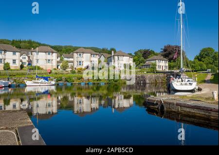 Baie d'Ardrishaig et maisons de village. Entrée à Crinan chanel, Écosse. Banque D'Images