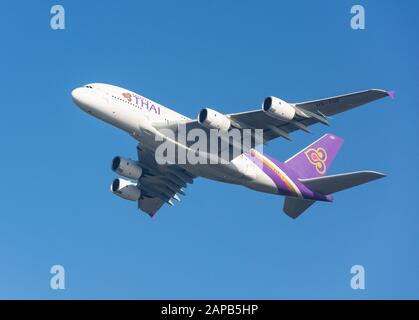 Thai Airways Airbus A 380-841 décollage de l'aéroport d'Heathrow, London Borough of Hillingdon, Grand Londres, Angleterre, Royaume-Uni Banque D'Images