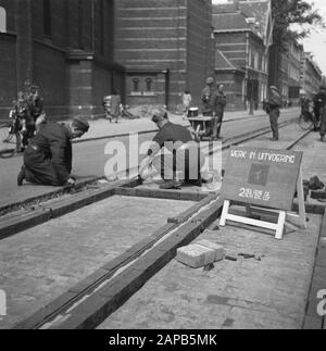 Récupération: Amsterdam Description: Amsterdam. Spaarndammerstraat Près De L'Église Saint Mary Magdalene. Sous la direction du capitaine J. Breman, la 2ème Compagnie Genie d'Amsterdam a commencé à réparer des travaux de très grande portée. Il a pour tâche de supprimer dès que possible tous les obstacles à la circulation dans la ville d'Amsterdam, y compris les travaux de compensation dans le port. Le travail consiste également à nettoyer les barrières faites par les Allemands dans les rues, en fermant les gapings causés par des blocs de bois: Pompage des caves inondées, etc. Annotation: L'église de l'architecte P.J.H. Les Cuypers ont été démolis Banque D'Images