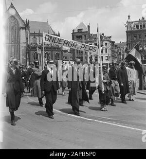 Les divertissements populaires à Amsterdam. Rép. Des diverses festivités qui ont suivi la libération dans la capitale Description: [Déficher sur la place du Dam. Représentants de la Presse souterraine avec masques] Date: 28 juin 1945 lieu: Amsterdam, Noord-Holland mots clés: Festivals de libération, seconde Guerre mondiale Banque D'Images