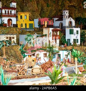 Candelaria, Tenerife, Espagne - 12 décembre 2019: Noël Belen - Statuette de personnes et de maisons en miniature représentant la vie de la vieille petite ville Banque D'Images