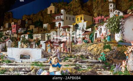 Candelaria, Tenerife, Espagne - 12 décembre 2019: Noël Belen - Statuette de personnes et maisons en miniature représentant de la vie de la ville Banque D'Images