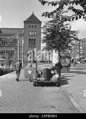 Damrak Amsterdam Annotation: Probablement véhicule de presse Date: 1945 lieu: Amsterdam mots clés: Véhicules militaires Banque D'Images