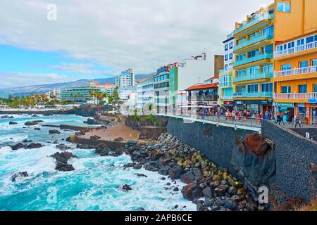 Puerto de la Cruz, Tenerife, Espagne - 13 décembre 2019: Front de mer et bâtiments sur la côte à Puerto de la Cruz, Les îles Canaries Banque D'Images