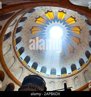 Jérusalem, Israël - 20 mai 2009: Coupole avec rayon de lumière descendant sur l'Église du Saint-Sépulcre à Jérusalem Banque D'Images