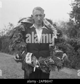 Série sur les familles Limburg Smedts et Poels de Horst qui a aidé à cacher environ 300 pilotes alliés (abattu au-dessus des Pays-Bas) dans la ferme de Zwarte Plak et à travers la frontière avec la Belgique a pu apporter. Description: Bert Poels avec la couronne devant son père Date: 1945 lieu: Amérique, Horst, Limbourg mots clés: Illégalité, personnes en cachette, seconde Guerre mondiale Banque D'Images