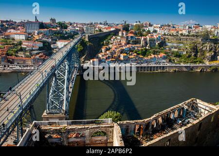 Porto, PORTUGAL - MAI 2018 : vue sur la ville de Porto et le pont Dom Luis I un pont d'arche métallique au-dessus du fleuve Douro Banque D'Images