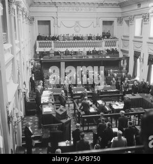 Gouvernement: Description De La Maison: Binnenhof À La Haye. Deuxième Chambre. Aperçu de la salle d'audience, des membres et des visiteurs sont Date : 25 septembre 1945 lieu : Binnenhof, la Haye, Zuid-Holland Banque D'Images