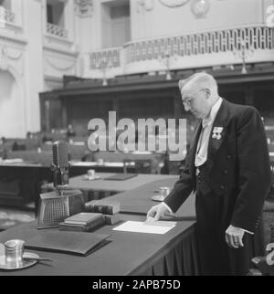 Gouvernement: Description De La Maison: Binnenhof À La Haye. Deuxième Chambre. Un messager des Etats-généraux Date : 25 septembre 1945 lieu : Binnenhof, la Haye, Zuid-Holland Banque D'Images