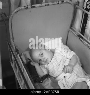 Hôpital pour enfants Amsterdam (1945) Description: Bébé en lédikant Date: 1945 lieu: Amsterdam, Noord-Holland mots clés: Médecine, enfants, hôpitaux Banque D'Images