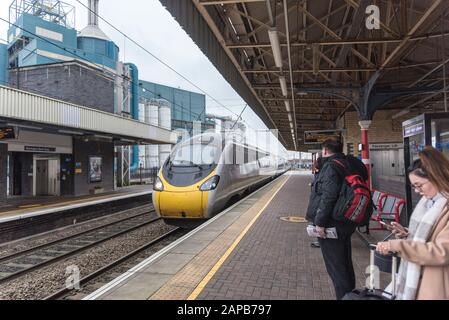 Gare de Warrington Bank Quay sur la ligne principale de la côte ouest. Train inclinable Avanti Pendolino. Banque D'Images