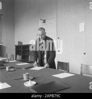 Gouvernement: Description De La Maison: Binnenhof À La Haye. Deuxième Chambre. Un messager des Etats-généraux prépare les documents de la réunion Date : 25 septembre 1945 lieu : la Haye, Zuid-Holland mots clés : Ministres, gouvernement Banque D'Images
