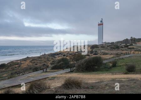 Plages de Matalascañas, avec phare moderne, par temps violent, Matalascañas, Huelva, Espagne. Banque D'Images