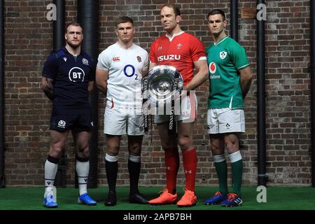 Londres, Royaume-Uni. 22 janvier 2020. Les capitaines d'équipe Stuart Hogg, d'Écosse (1 L), Owen Farrell, d'Angleterre (2 L), Alun Wyn Jones, du Pays de Galles (1 R) et Johnny Sexton, d'Irlande (2 R), posent avec le triple trophée couronne. Lancement du tournoi Guinness Six Nations championnat 2020 à Tobacco Dock à Tobacco Quay, Londres, le mercredi 22 janvier 2020. Cette image ne peut être utilisée qu'à des fins éditoriales. Usage éditorial seulement, photo de Steffan Bowen/ crédit: Andrew Orchard sports photographie/Alay Live News Banque D'Images