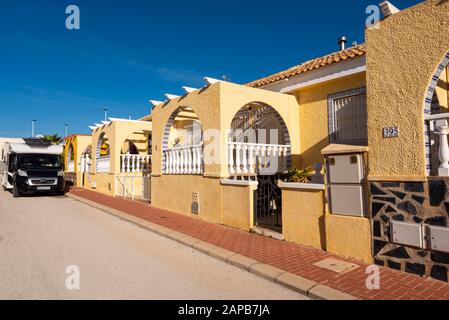 Hôtel de style CLASICO à Camposol, Costa Calida, Espagne, UE. Camposol est une colonie populaire pour les ex-chats britanniques en Espagne. Campervan britannique stationné Banque D'Images