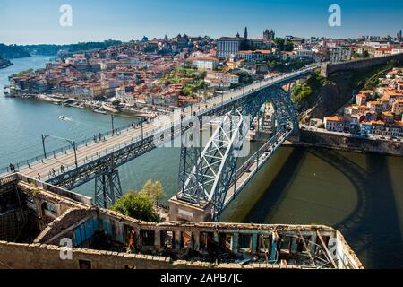 Porto, PORTUGAL - MAI 2018 : vue sur la ville de Porto et le pont Dom Luis I un pont d'arche métallique au-dessus du fleuve Douro Banque D'Images