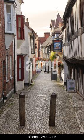 Rue étroite dans la ville de Ledbury à Herefordshire, avec bâtiments encadrés en bois Banque D'Images