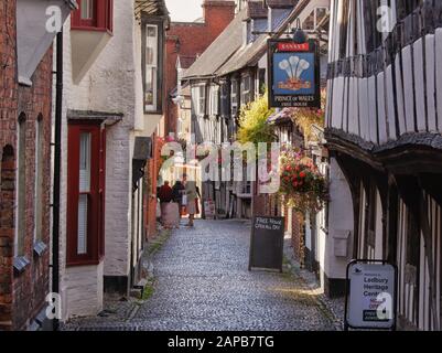 Rue étroite dans la ville de Ledbury à Herefordshire, avec bâtiments encadrés en bois Banque D'Images