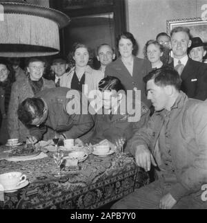 Merci anglo-américain. Pendant la guerre, de nombreux soldats néerlandais ont protégé des pilotes alliés, qui ont été abattus sur les Pays-Bas, et ont travaillé sur leur retour aux lignes alliées. Beaucoup ont rendu leurs vélos, vêtements, etc. Disponibles, qu'ils ont maintenant reçu des missions anglaises et américaines ici dans le pays Date: Novembre 1945 mots clés: Cadeaux, deuxième guerre mondiale, résistance Banque D'Images