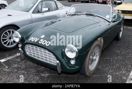 Vue avant de trois quarts d'un Rare AC Ace-Bristol, exposée dans la zone du car Club du Silverstone Classic 2019 Banque D'Images