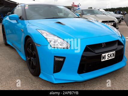 Vue avant des trois quarts d'un NISMO 2018, bleu, Nissan GT-R, sur le site de la zone GT-R Drivers Club, du Silverstone Classic 2019 Banque D'Images