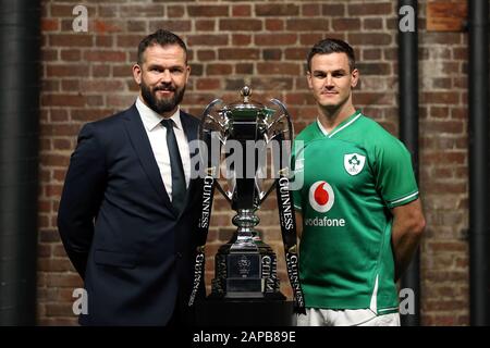 L'entraîneur en chef de l'Irlande Andy Farrel (à gauche) et Jonathan Sexton pendant le lancement de Guinness Six Nations à Tobacco Dock, Londres. Banque D'Images